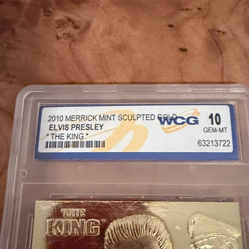 NWOT Elvis Presley “The King” Gold Sculpted Card - Picture 2 of 5